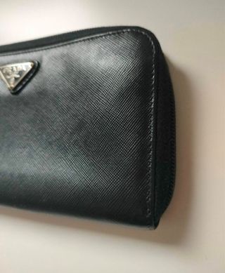Billetera Prada piel negra, en buen estado.