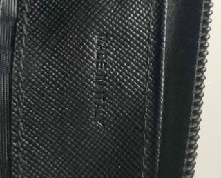 Billetera Prada piel negra, en buen estado.