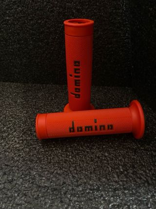 Puños Domino Rojo Logo Negro
