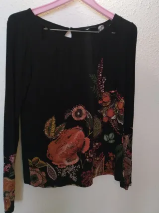 Camiseta Desigual floral negra talla M