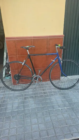 Bicicleta de carretera azul y negra