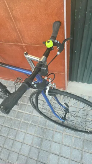 Bicicleta de carretera azul y negra