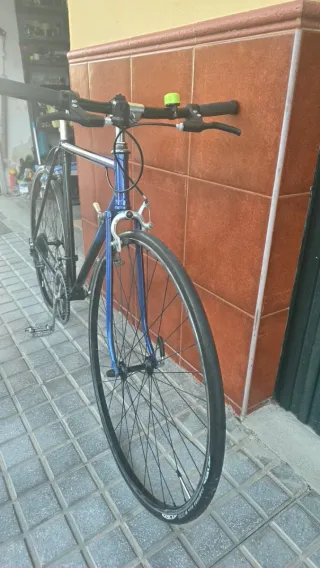 Bicicleta de carretera azul y negra