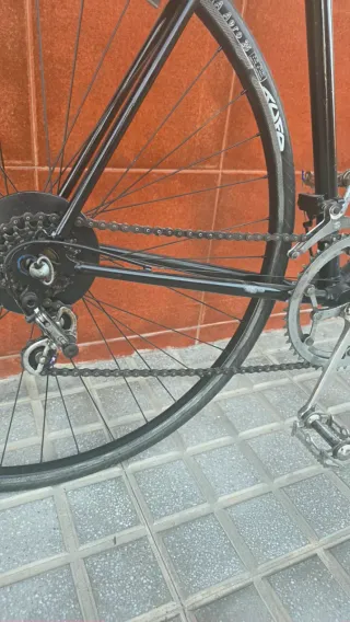 Bicicleta de carretera azul y negra