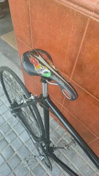 Bicicleta de carretera azul y negra