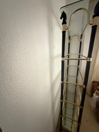 Estantería de cristal y metal dorada