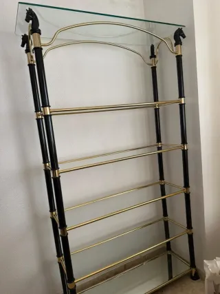 Estantería de cristal y metal dorada