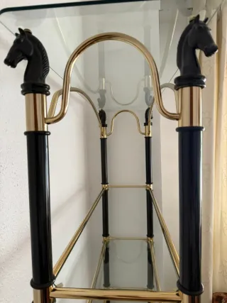 Estantería de cristal y metal dorada