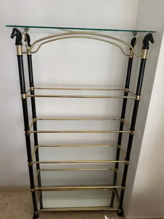 Estantería de cristal y metal dorada