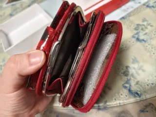 Monedero estampado leopardo rojo y negro