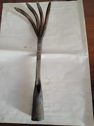 Rastrillo antiguo 4 púas
