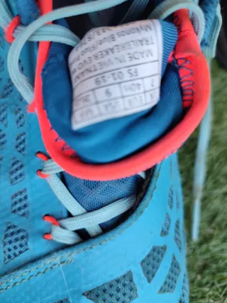 Zapatillas deportivas azules y naranjas