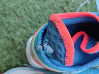 Zapatillas deportivas azules y naranjas
