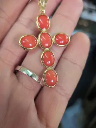 Colgante Cruz Oro 18k y Coral Auténtico plana