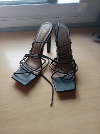 Zapatos de tacón negros elegantes