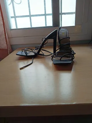 Zapatos de tacón negros elegantes