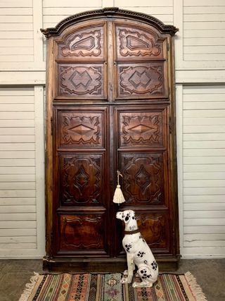 Puerta antigua tallada.