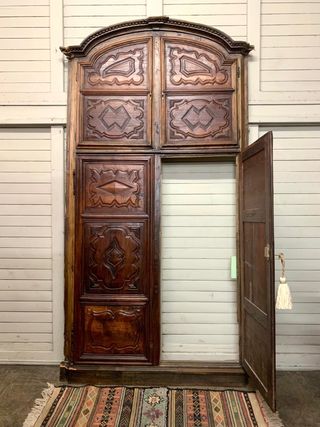 Puerta antigua tallada.