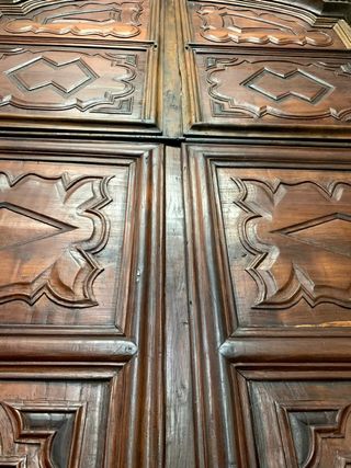 Puerta antigua tallada.