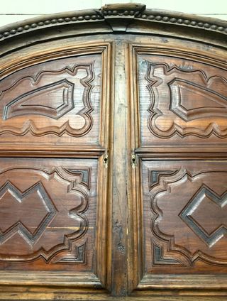 Puerta antigua tallada.