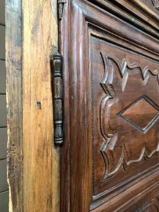 Puerta antigua tallada.