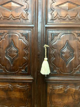 Puerta antigua tallada.