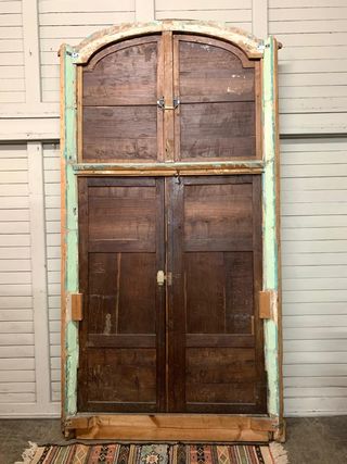 Puerta antigua tallada.