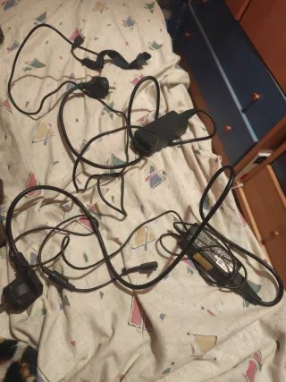 2 cargadores distintos para portátil.