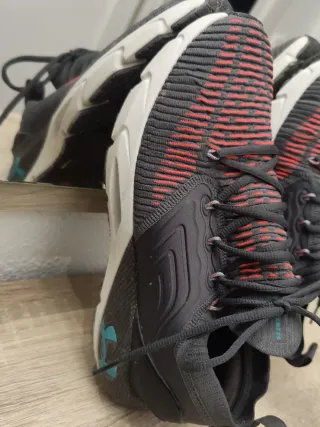 Zapatillas Under Armour running negras y rojas