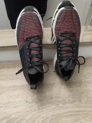 Zapatillas Under Armour running negras y rojas