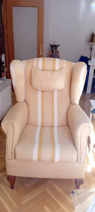 Dos sillones orejeros beige y dorado