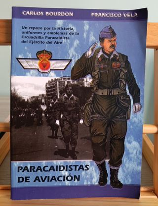 Antiguo libro Paracaidistas de Aviación.