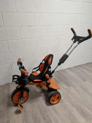 Triciclo infantil naranja y negro
