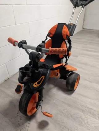 Triciclo infantil naranja y negro