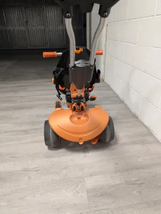 Triciclo infantil naranja y negro