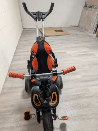 Triciclo infantil naranja y negro