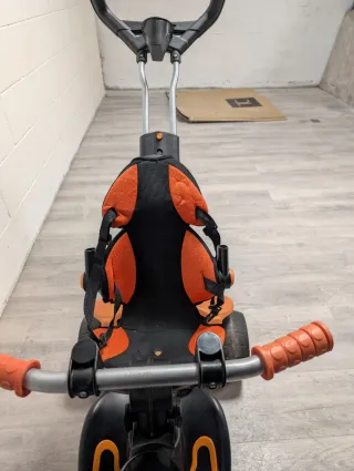 Triciclo infantil naranja y negro