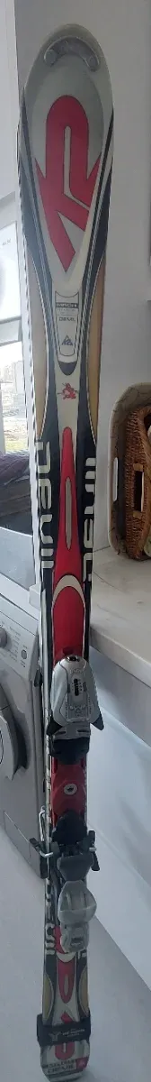 Esquís K2 Mach Devil 167cm + fijaciones+ Bastones