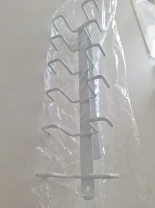 Colgador de tazas para estantería