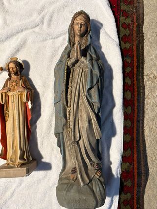 Figuras religiosas: Virgen, Niño y Cruz
