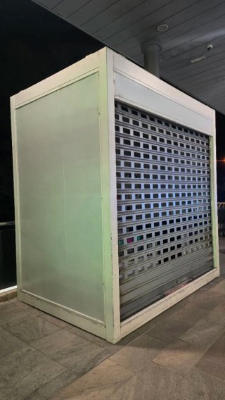 Caseta modular para negocio con persiana