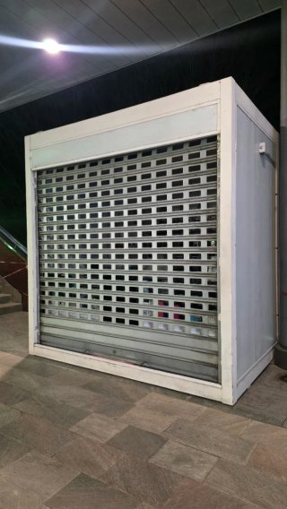 Caseta modular para negocio con persiana