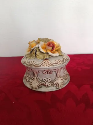 Caixa decorativa com um arranjo de rosas