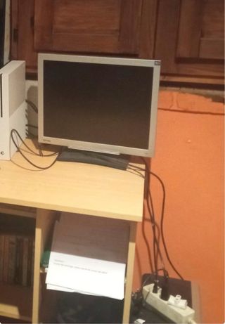 Pantalla de PC Plata y Blanca