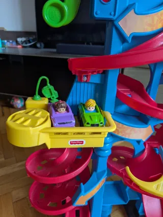 Garaje infantil con 2 coches