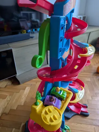 Garaje infantil con 2 coches