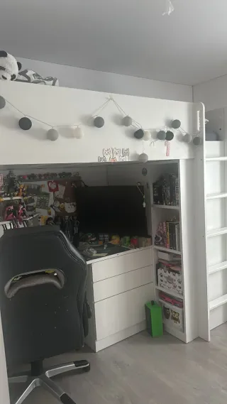 Litera SMASTAD con armario y escritorio