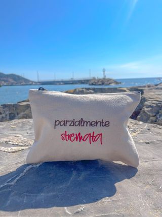 Pochette ricamata parzialmente stremata