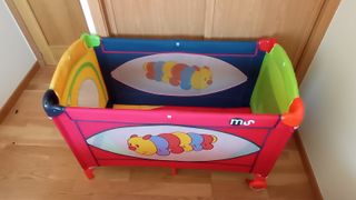 Cuna de viaje MS colorida con dibujo de oruga