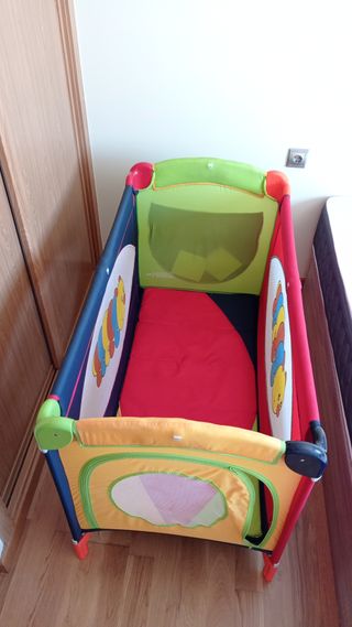 Cuna de viaje MS colorida con dibujo de oruga